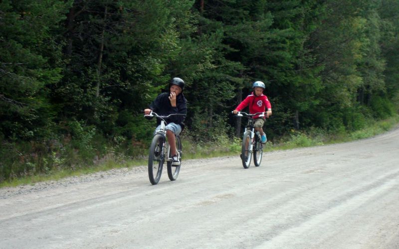 Ossian och Konrad cyklar på Branäsberget